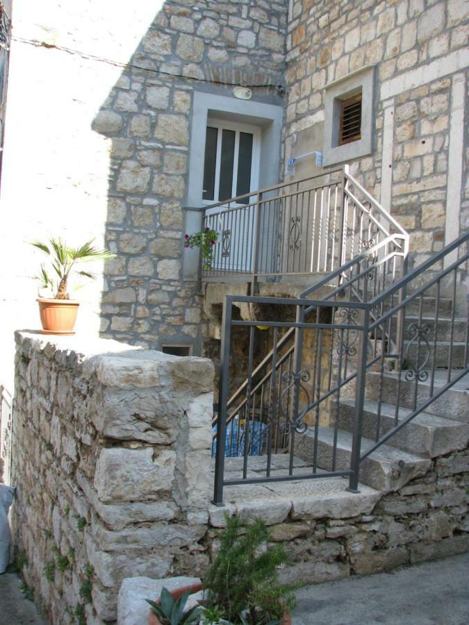 Apartments And Room Lemon Вис Екстериор снимка