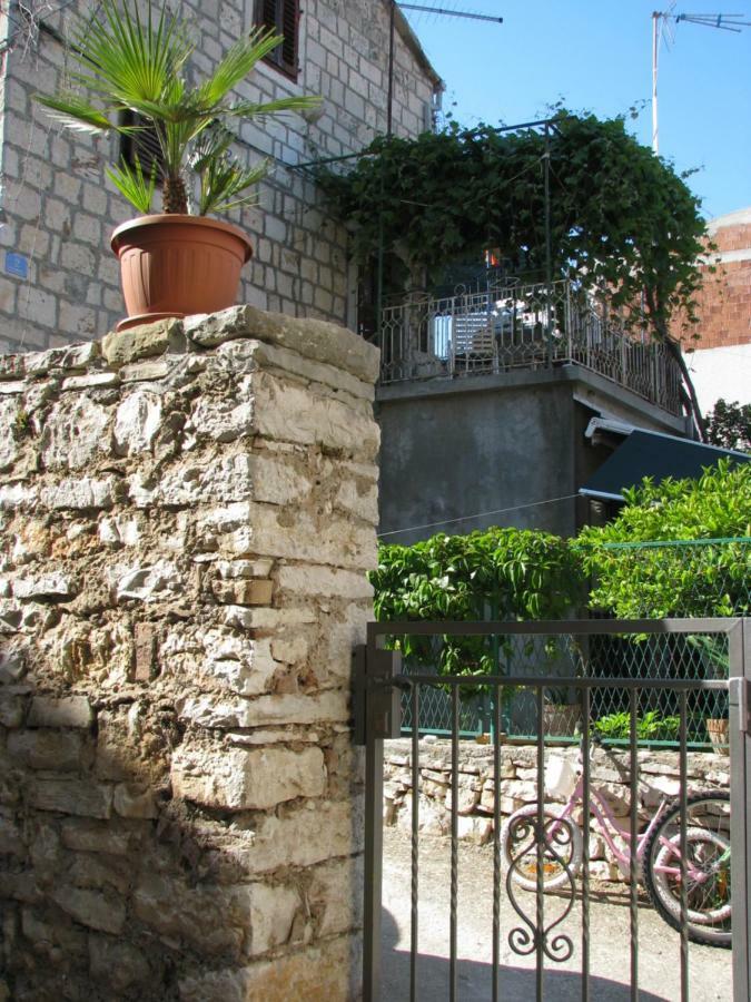 Apartments And Room Lemon Вис Екстериор снимка