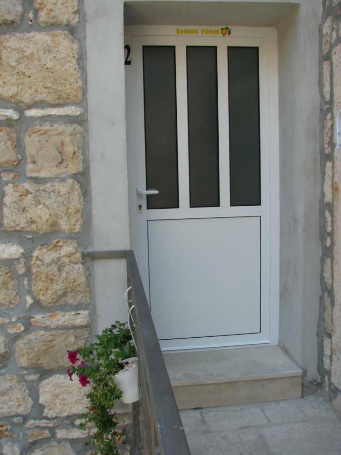 Apartments And Room Lemon Вис Екстериор снимка