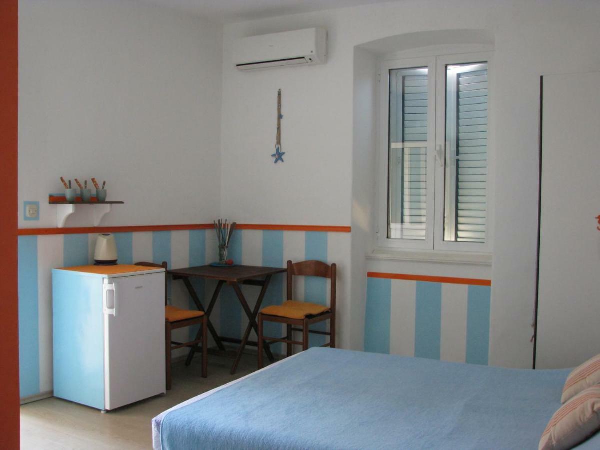 Apartments And Room Lemon Вис Екстериор снимка