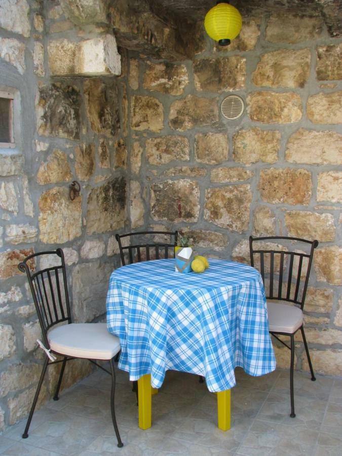 Apartments And Room Lemon Вис Екстериор снимка