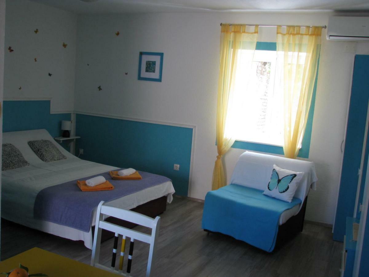 Apartments And Room Lemon Вис Екстериор снимка